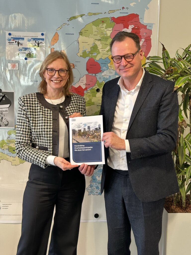 Leonard Geluk overhandigt de handreiking aan Jitske Tiemersma